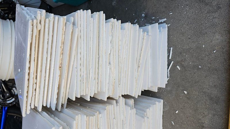 Free Square white tiles63013787478659111