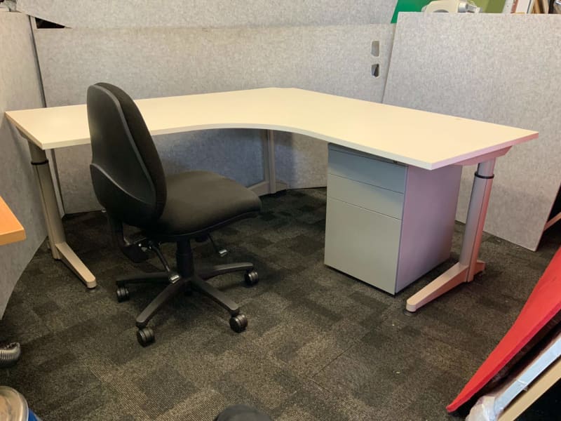 Only 180 for set of desk chair and drawe62863383611265111