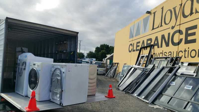 Kimbos Mini Movers Truck Has Large Tail Lift For The Heavier Items63008481465089111