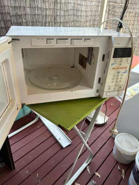 Microwave in working condition63443546958465112