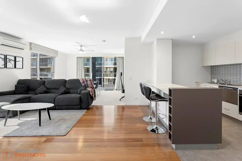 Stylish corner apartment with outstanding views towards Red Hill629296780249611123