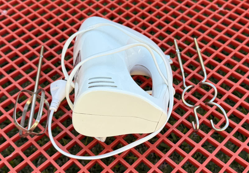 Seldom-used Electric Hand Mixer in Good, Clean Condition63470145735427111
