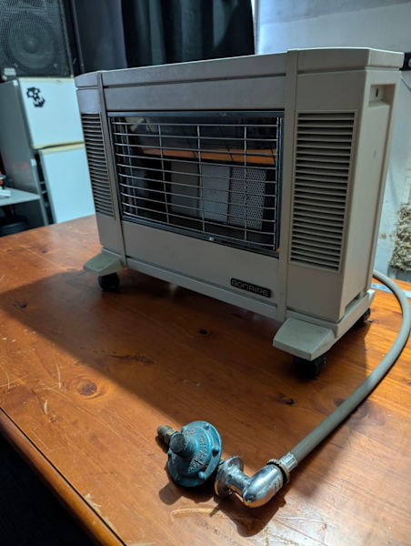Indoor Gas heater w/ long hose and regulator attached for gas bottle63022181271683111