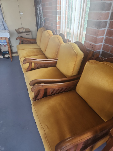 3 seater sofa plus 2x single sofas62863381043971111