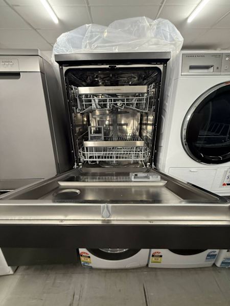 Fisher & Paykel Series 5 Contemporary Freestanding Dishwasher Black St63014710727170111