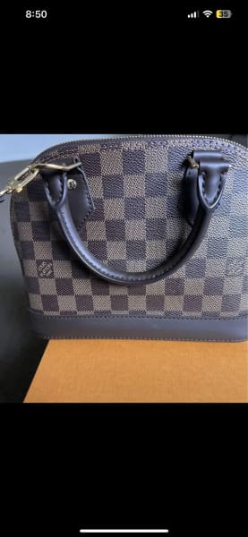 Louis Vuitton Alma BB brand new from 2019 comes with box, receipt, lock, key.  As well as the original crossbody strap !! $1100