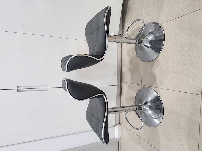 x2 bar stools62863384994561113