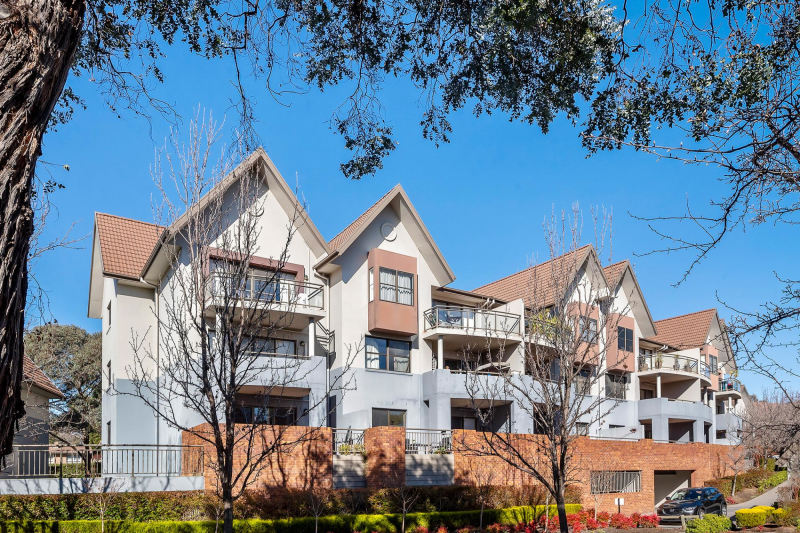 Charming apartment living!62929679186562116