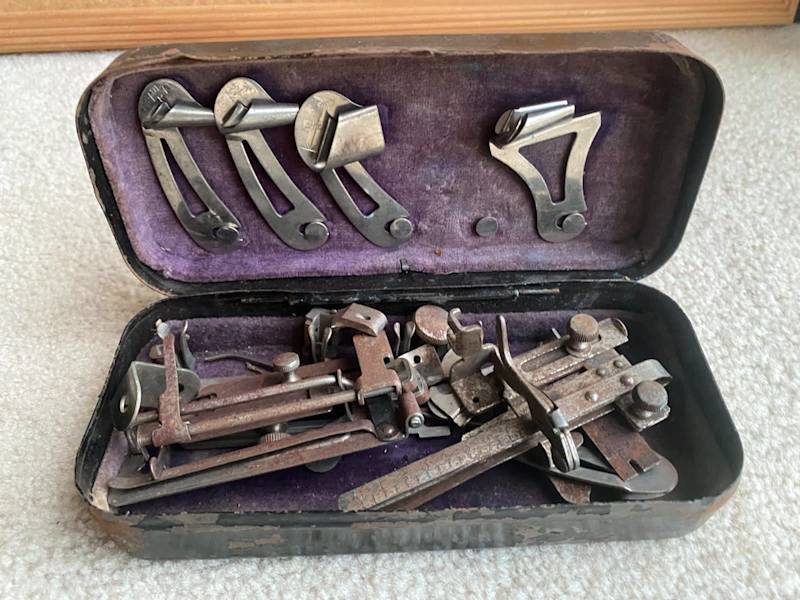 ***Vintage SINGER SEWING MACHINE PARTS in metal box***63016059043585112