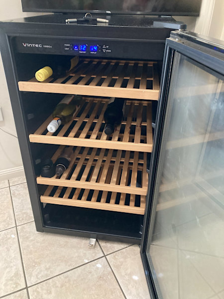 VINTEC WINE FRIDGE EXCELLENT CONDITION63018175201027111