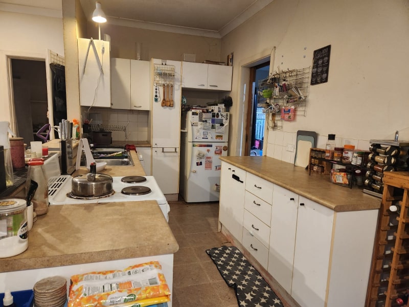 Rent ONE or TWO large rooms. Excellent location. Everything provided!63007596686337111