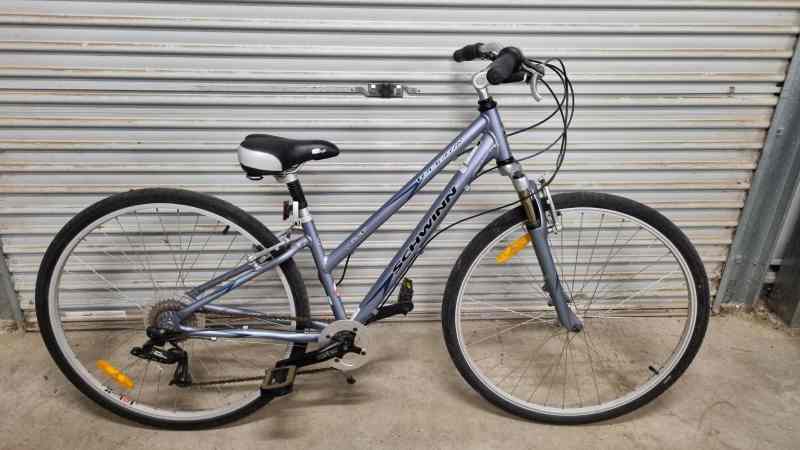 schwinn voyageur ladies bike