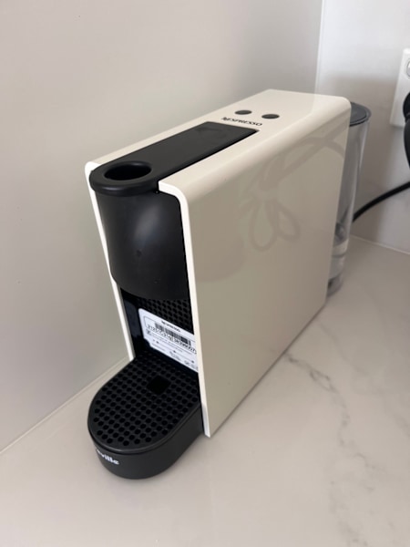 Breville Nespresso Essenza Mini Coffee Machine White with Aero Milk Fr63444105030401112