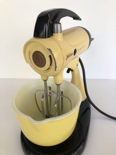 VINTAGE SUNBEAM MIXMASTER Yellow 12-Speed (2) Glass Bowl Dough Hook Beater  Works