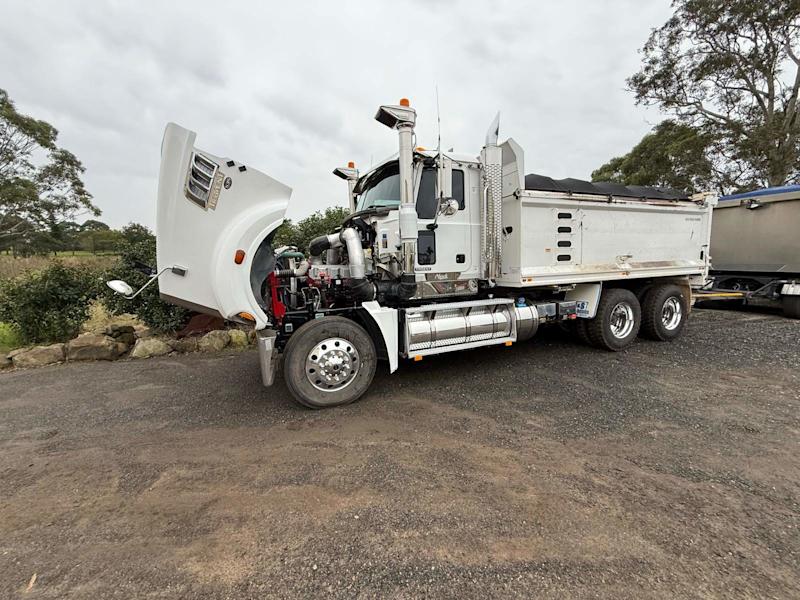 Mack trident 2016 tipper hardox body 62933711799937113