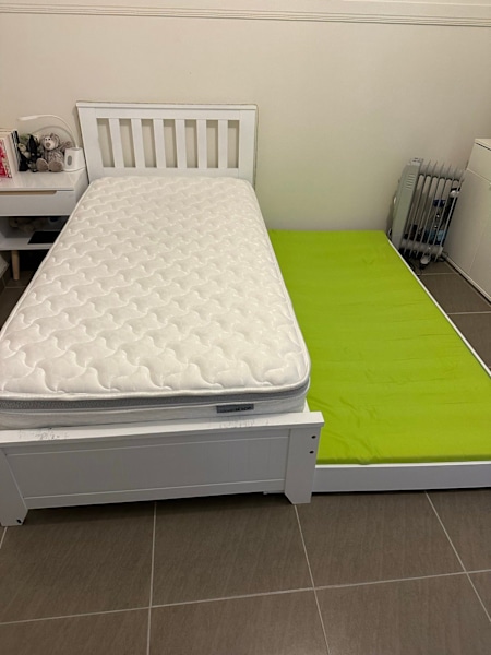 Single bed63437624770179111