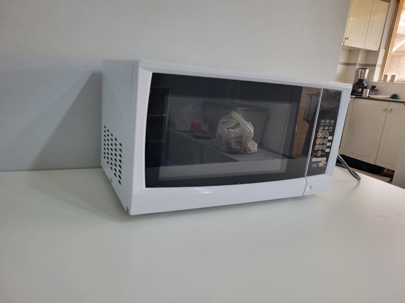 Kmart Microwave 20L almost brand new !!63021283224833112