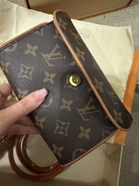Louis Vuitton LV Ipad Pouch, Men's Fashion, Bags, Belt bags, Clutches and  Pouches on Carousell