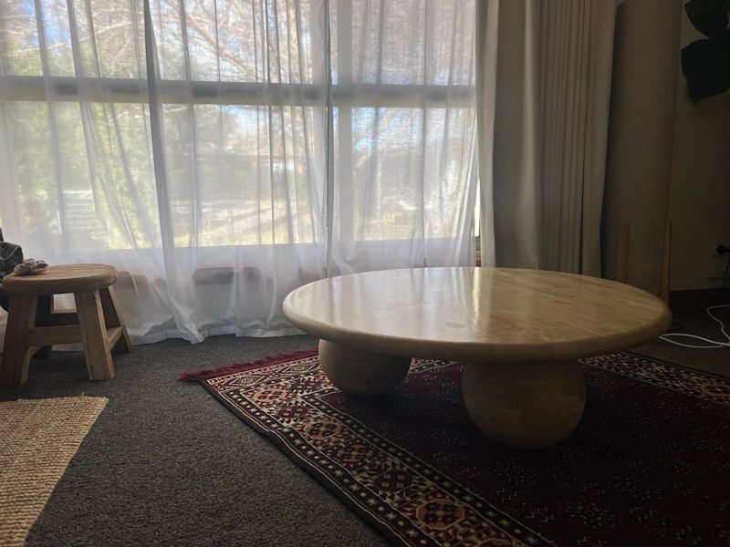 Round wooden coffee table62863837898370111