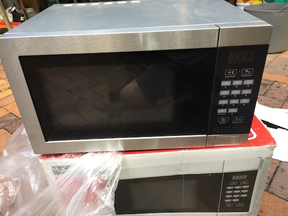 Homemaker Microwave EM925EYP FOR PARTS OR REPAIR63019536446593112