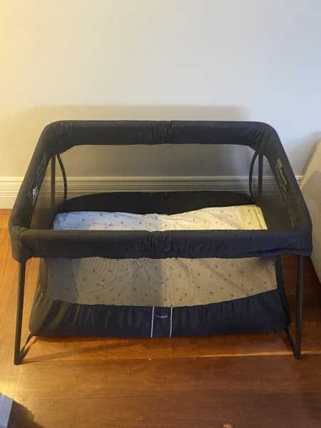 Baby bjorn shop travel cot gumtree