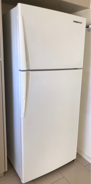 Westinghouse 420L Fridge& freezer, can deliver 630221805260821111