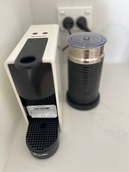 Breville Nespresso Essenza Mini Coffee Machine White with Aero Milk Fr63444105030401110