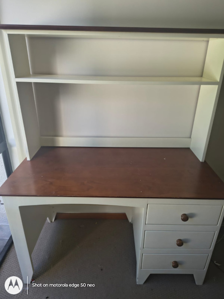 Desk and chair62863840293890111