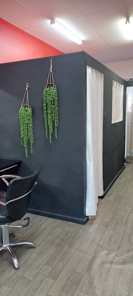 Salon for quick sale must sell.63007091721985113