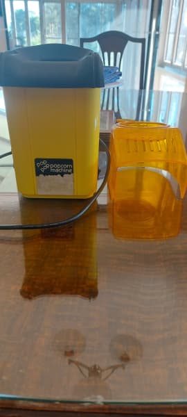 Popcorn maker, electric in good working order63018175012481117