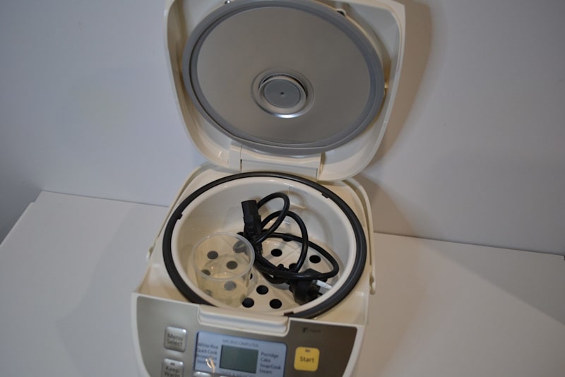 Panasonic SRDE103 Automatic Rice Cooker In Excellent condition.63443605331203111