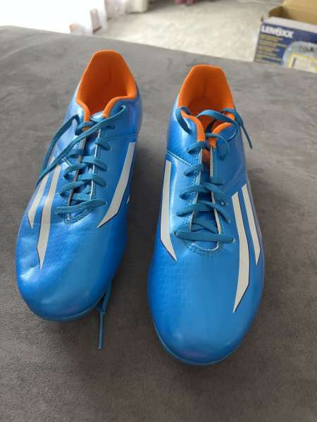 Gumtree soccer shops boots