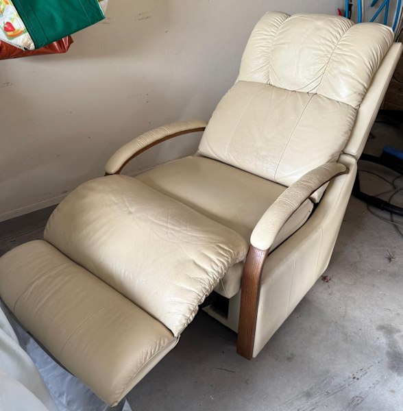 Lazy Boy 2 seater lounge plus 2 recliners in excellent condition.62863379266179114