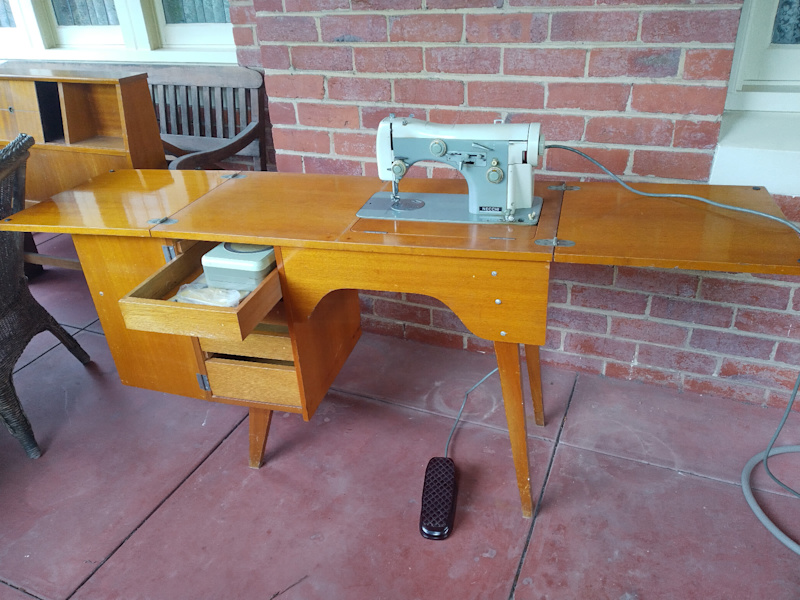 NECCHI SUPERNOVA MARK II VINTAGE SEWING MACHINE WITH INTEGRATED TABLE63612128753922110