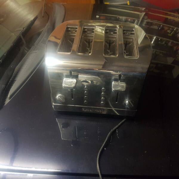 TOASTER RUSSEL HOBS.CHROME FINISH AND A 2ND 4 SLICE TOASTER FOR FREE630199919636501117