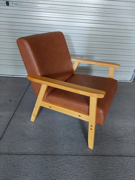 Timber and vinyl chair62863412302082111