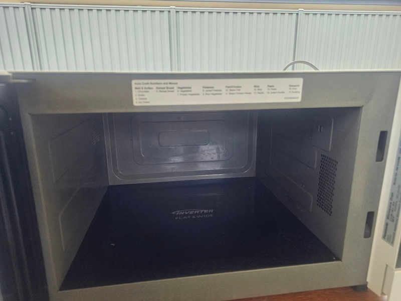 microwave  32  litre  good condition  and  works  well  clean  and  ti63013783853954111