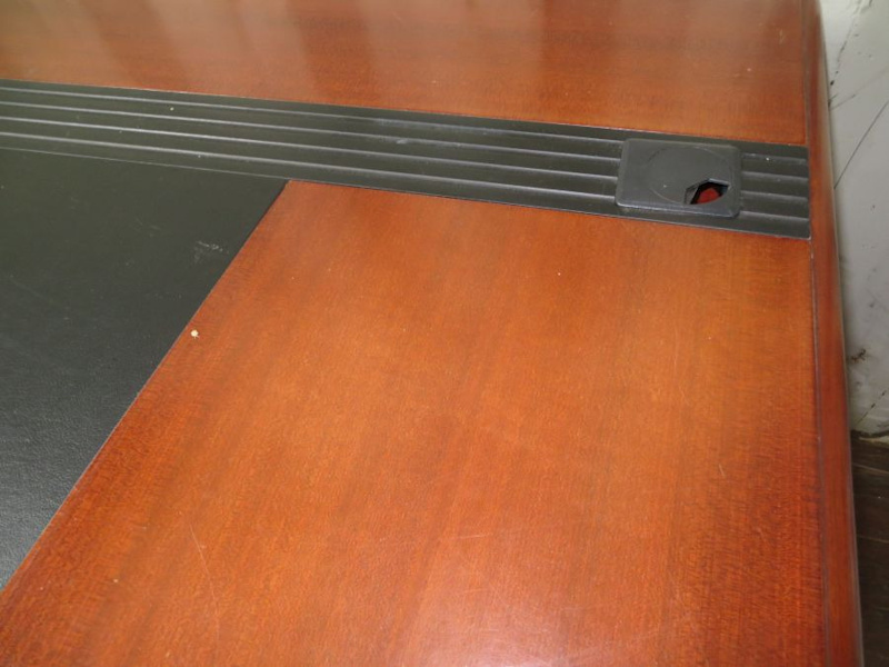 Executive desk with keyboard cupboard + drawers $200 or reasonable off62863408775811112
