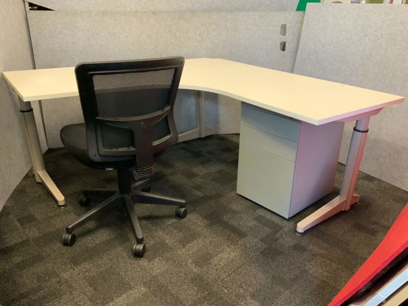 Only 180 for set of desk chair and drawe62863383611265112