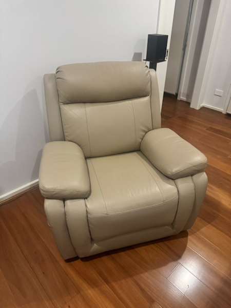  Electric Recliner lounge suite 1X3 seater and 2Xsingle seat Recliners62863381575170113