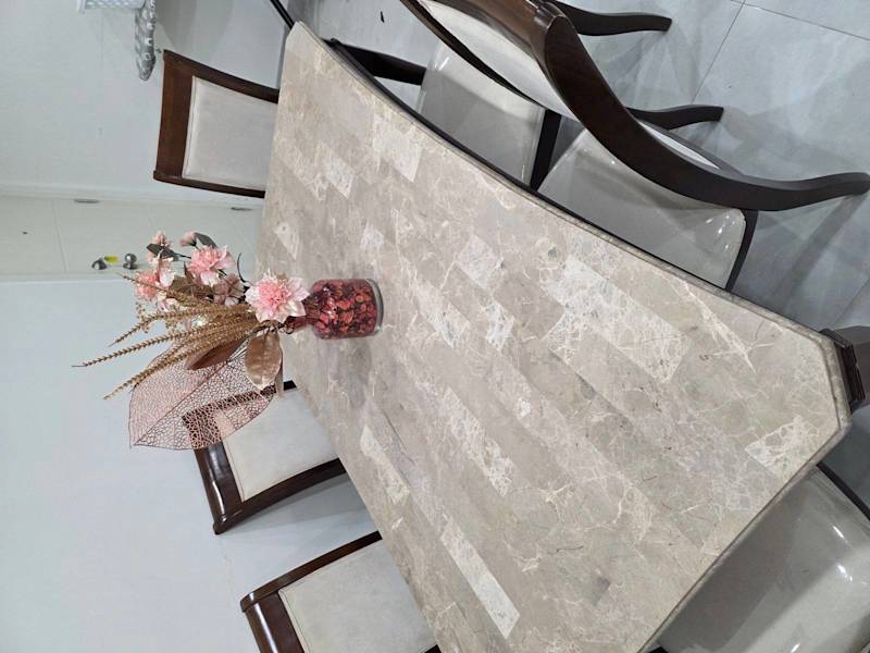 Elegant Marble Dining Table with Chairs – Excellent Condition62863413047170112