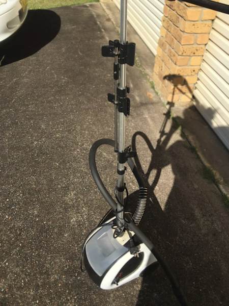 Garment steamer with built in hanger63470142670978112