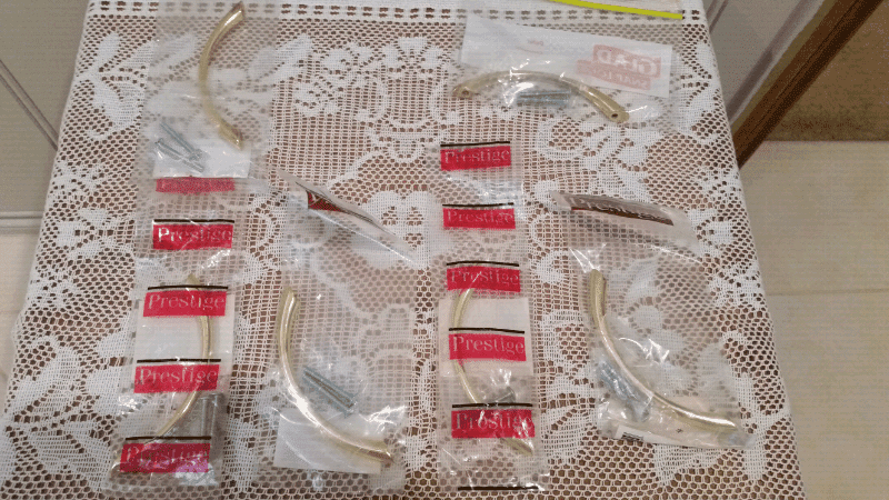 5 new in pkt plus 1 used gold/brass coloured door handles.63437624613891113