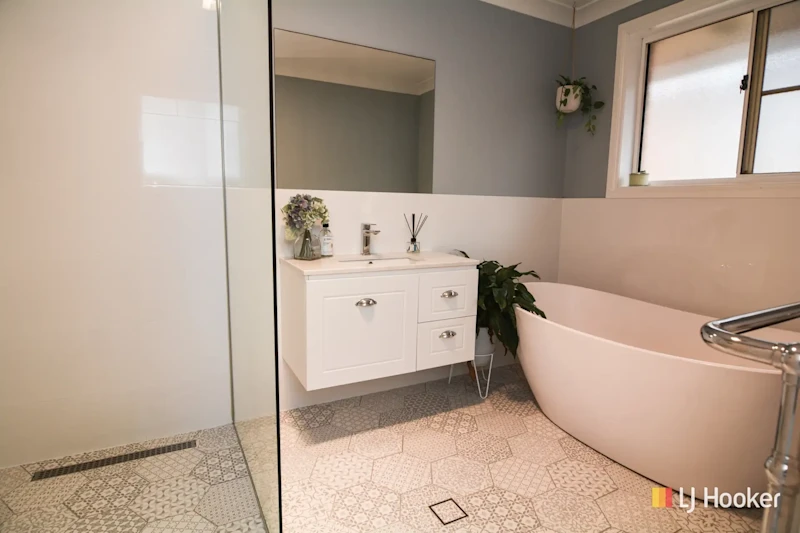 Lakeside Estate Family Entertainer62931713193346112