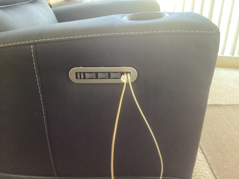 Near new electric recliner chair628633801662741111