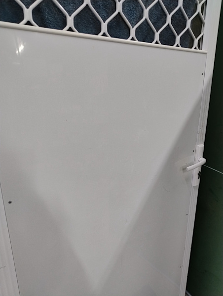 Screen door with Austral lock and keys63011176156161114