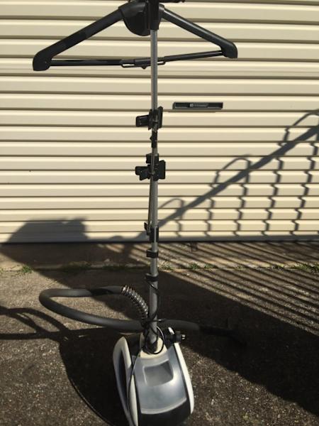Garment steamer with built in hanger63470142670978113