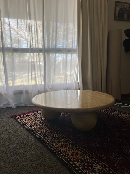 Round wooden coffee table628638378983701114