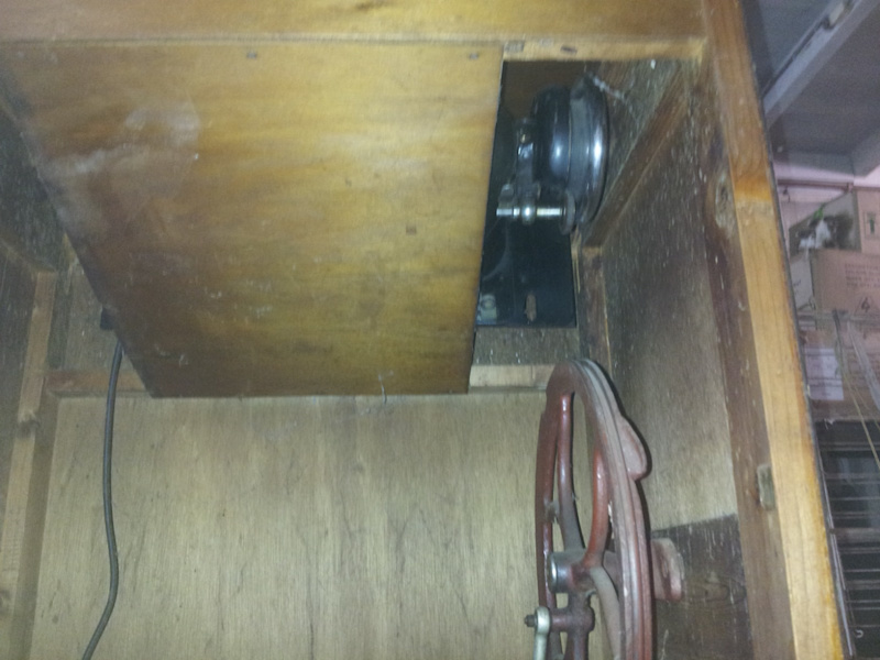 VINTAGE REYNOLDS TREADLE SEWING MACHINE IN CABINET WITH ACCESSORIES63019077703425112