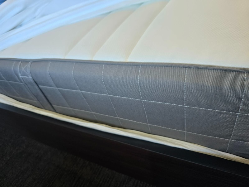 Queen size bed frame and mattress (incl. cover sheets)62863413017603114